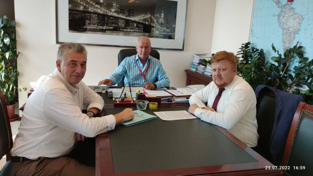 Министр образования и науки ЛНР Иван Кусов и заместитель руководителя Департамента внешнеэкономических и международных...