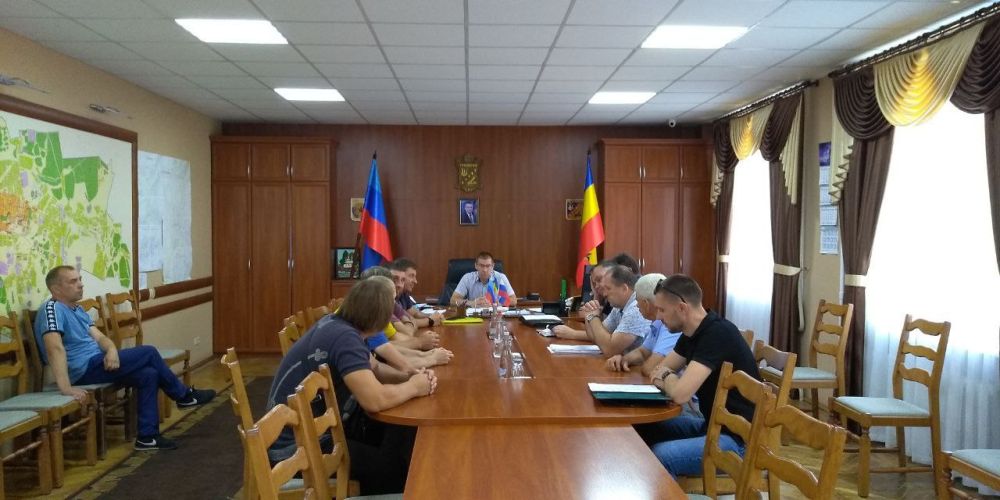 Глава администрации Первомайска Сергей Колягин вместе с представителями Первомайского РЭС и управления Первомайсктепло –...