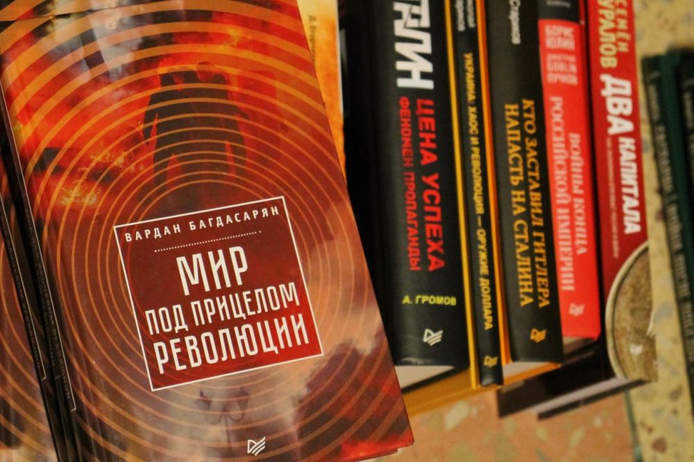 Восполняя утраченное. Издательский дом «Питер» при содействии посла ЛНР в России Родиона Мирошника передал библиотекам...