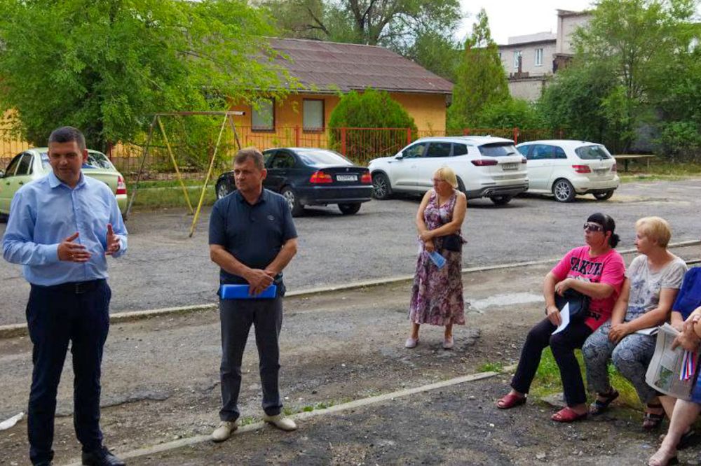 Олег Коваль и Роман Лысенко провели встречу с гражданами в городе Алчевске о вступлении ЛНР в состав РФ