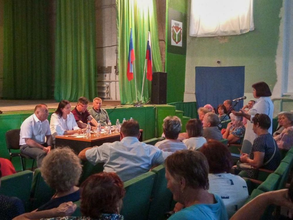 Павел Пилавов и Жанна Марфина провели встречу с жителями пгт Петровка