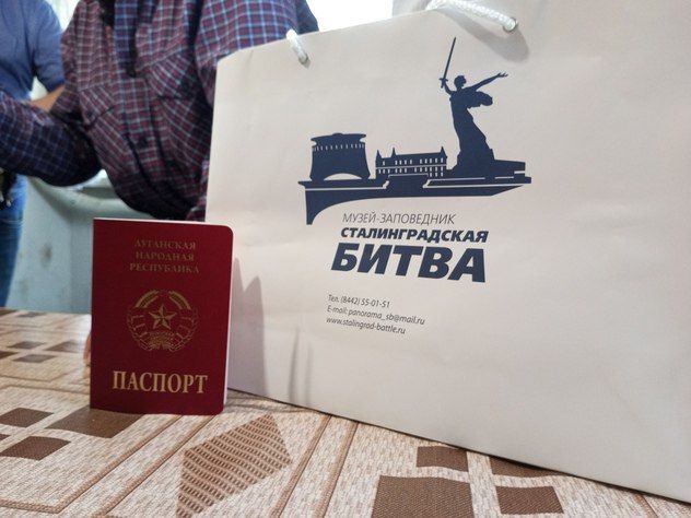 Столетний ветеран Великой Отечественной войны Василий Чередниченко из освобожденного от киевских силовиков Станично-Луганского района получил паспортный документ Луганской Народной Республики