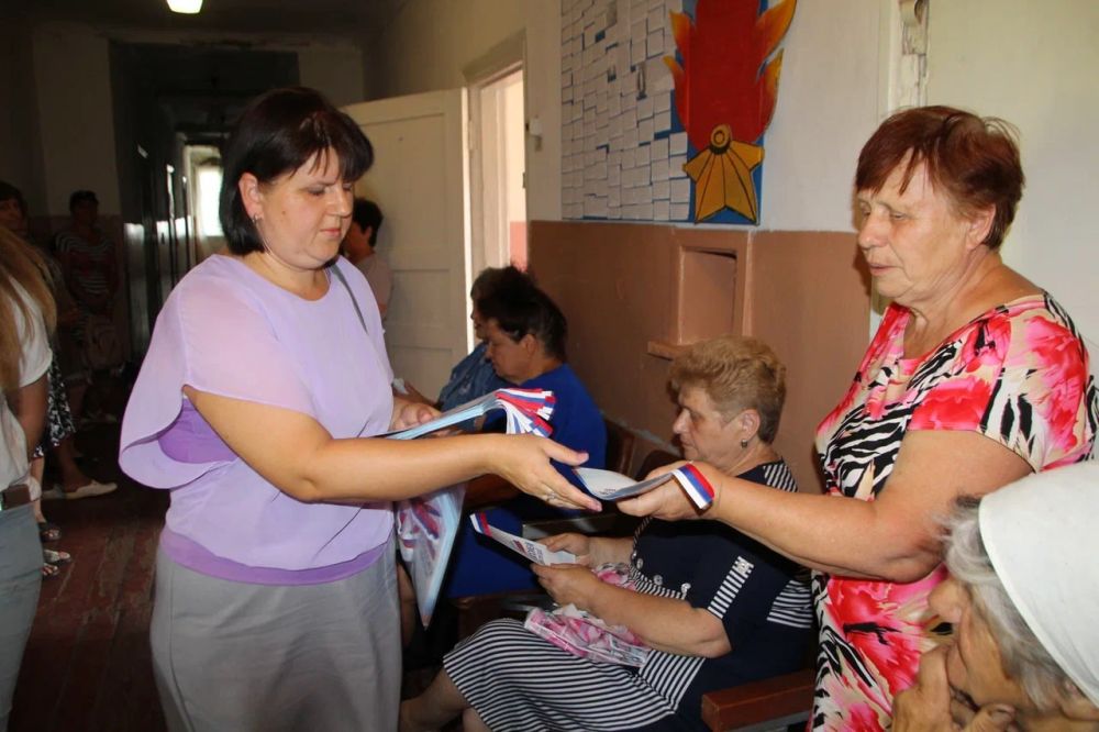 Депутат Народного Совета ЛНР Алексей Белецкий и депутат Государственной Думы Федерального Собрания Российской Федерации Антон Гетта встретились с жителями поселка городского типа Донецкий, подведомственного городу Кировску