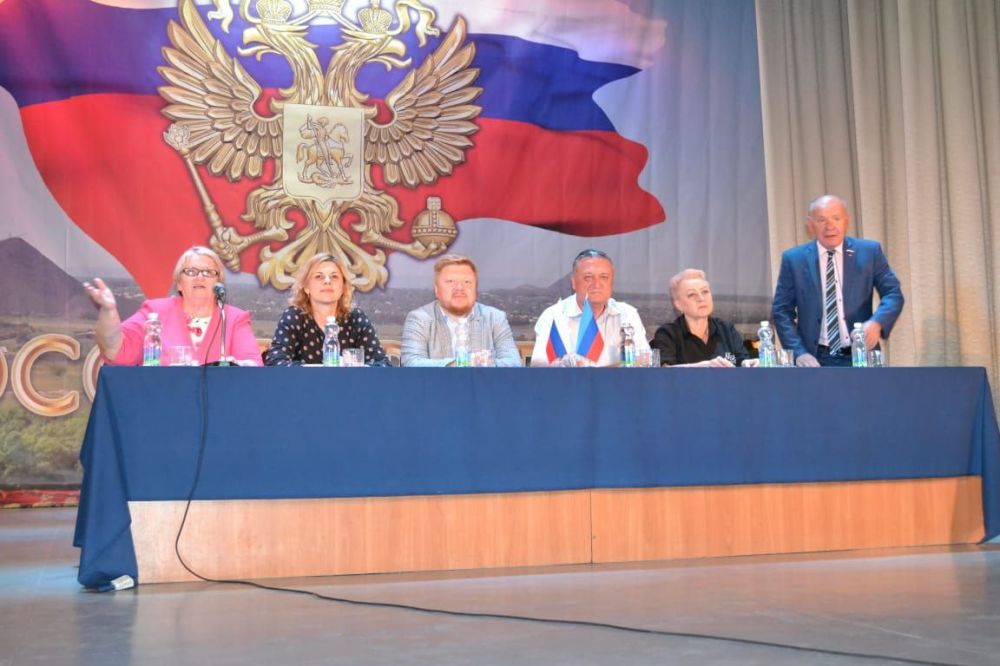 В Старобельском районном ДК состоялось общее районное родительское собрание с участием Министра образования и науки ЛНР Ивана Кусова и первого заместителя Министра образования и науки Ольги Долженко