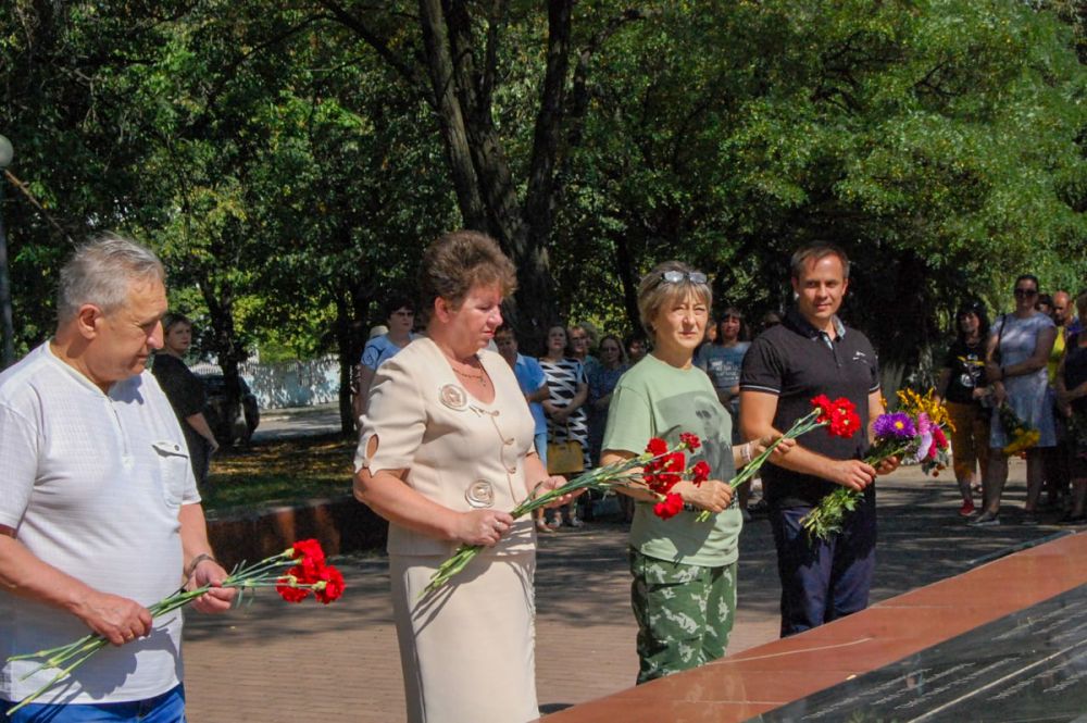 В Ирмино состоялся митинг в память о погибших от обстрелов ВСУ