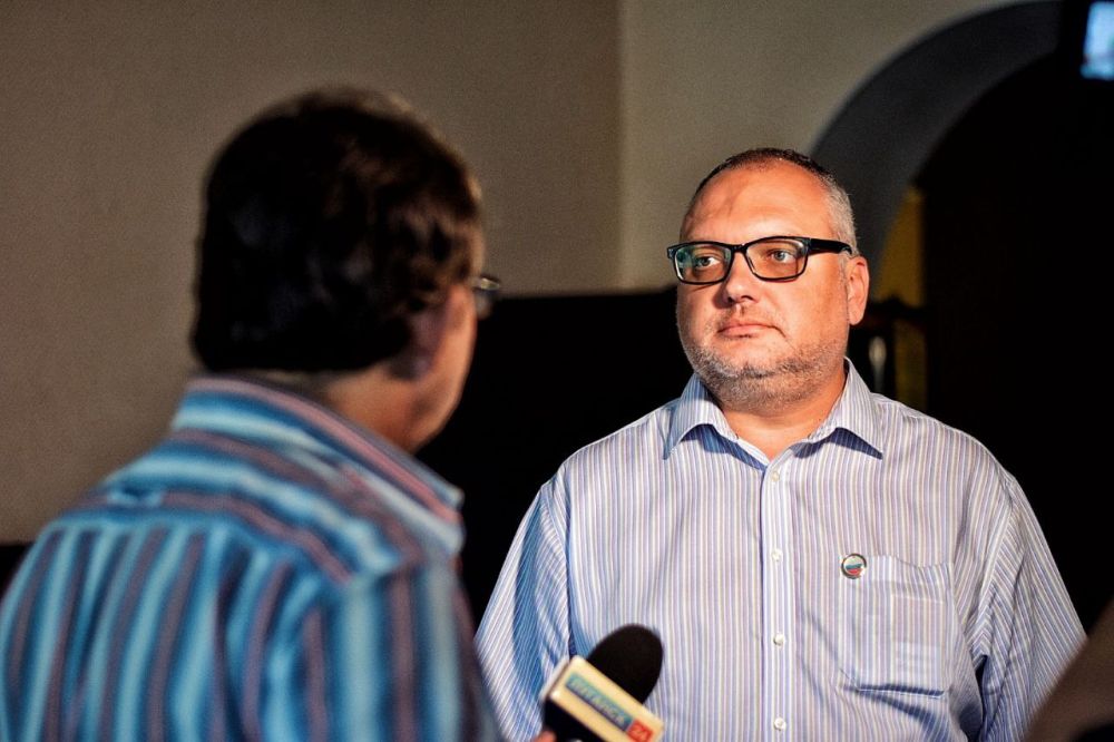 Председатель комиссии по вопросам развития культуры, образования и науки ОП ЛНР, директор Луганского учебно-воспитательного объединения "Восток" Антон Кондратенко подчеркнул важность безопасности при проведении референдума