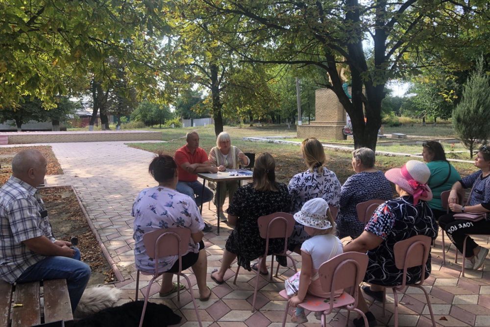 Депутат Народного Совета ЛНР Светлана Гизай встретилась с активом посёлка Лотиково Славяносербского района