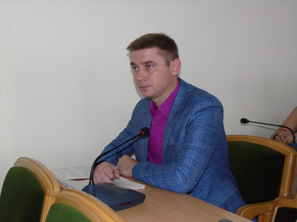 В ходе пленарного заседания депутаты Народного Совета ЛНР рассмотрели и приняли Закон ЛНР «О многофункциональном центре предоставления государственных и муниципальных услуг»