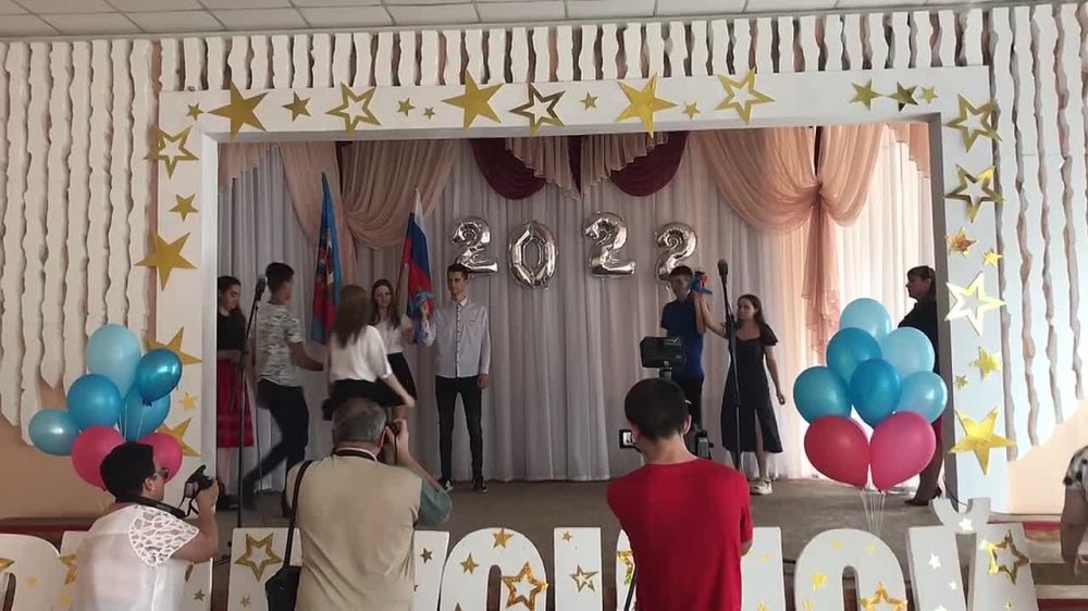 Министр образования и науки ЛНР Иван Кусов вручил аттестаты выпускникам из Лисичанска