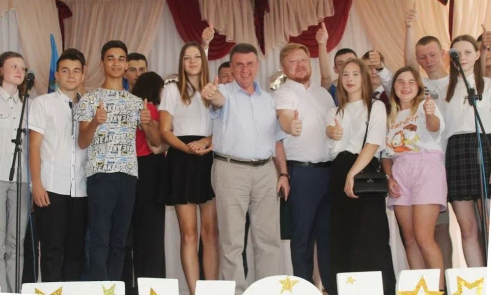 Министр образования и науки ЛНР Иван Кусов вручил выпускникам из Лисичанска аттестаты