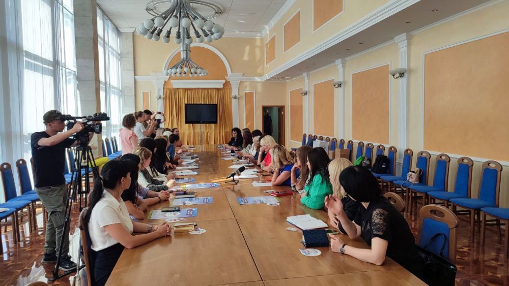 Рабочая встреча заместителя Генерального Секретаря ВПП "Единая Россия" Лантратовой Д.С. с общественной организацией "Союз женщин Донбасса"