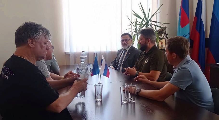 Сегодня, 24 августа, делегация Центрального исполнительного комитета партии "Единая Россия" посетили Луганскую Народную Республику и встретились с Министром иностранных дел ЛНР Владиславом Дейнего