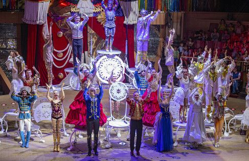 Шоу фонтанов от "Росгосцирка" открыло сезон в Луганском государственном цирке