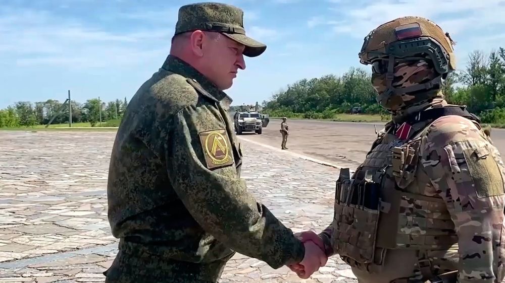 Вся Россия гордится: командующий ЦВО наградил отличившихся при освобождении ЛНР военных