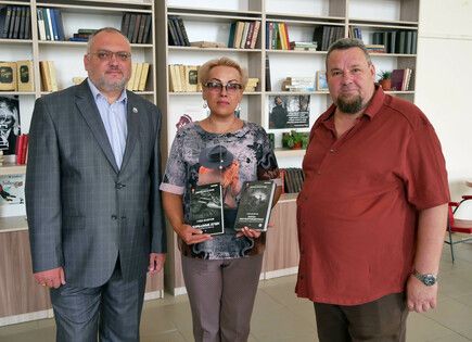 Глеб Бобров передал ЛРУНБ экземпляры "Эпохи мертворожденных" в честь юбилея выхода романа