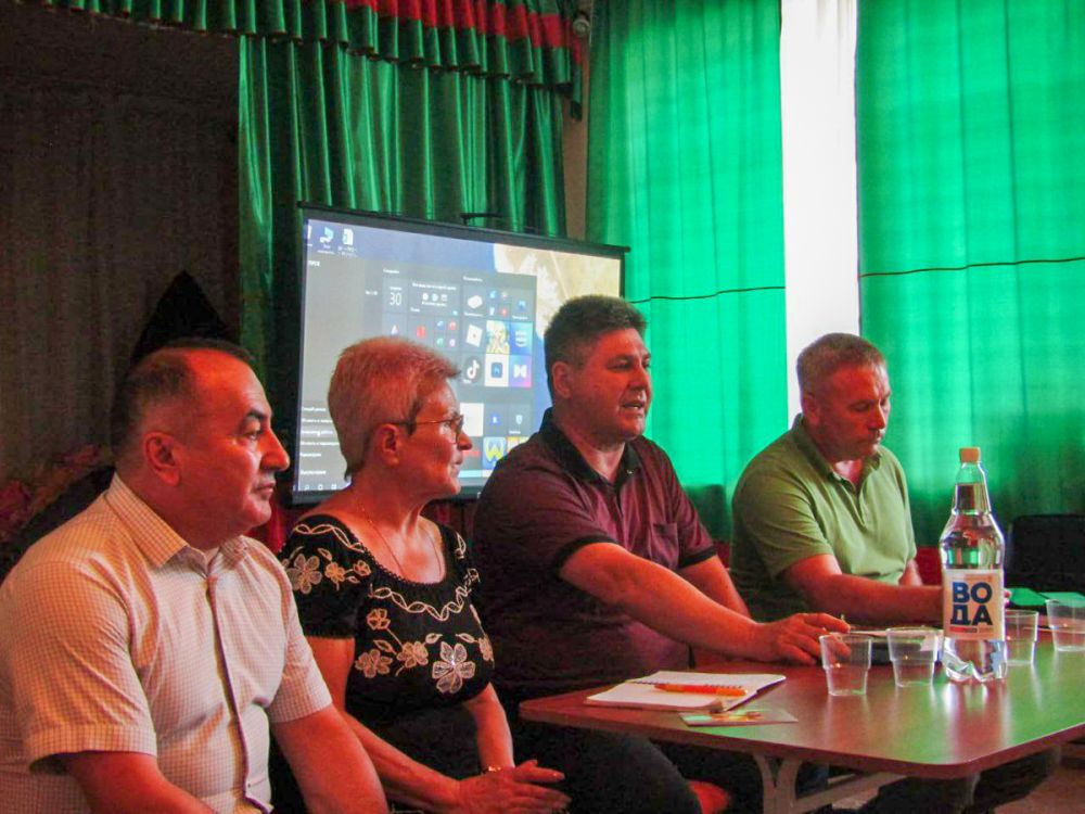 Павел Пилавов и Жанна Марфина встретились с жителями Станично-Луганского района