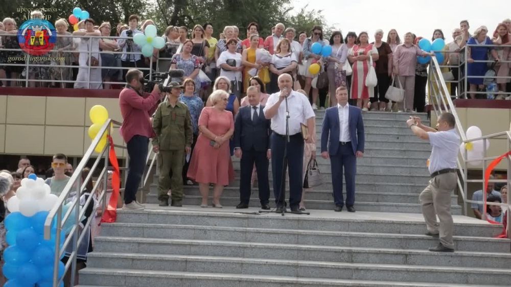 Манолис Пилавов посетил праздник Первого звонка в ЛУВК «Интеллект»