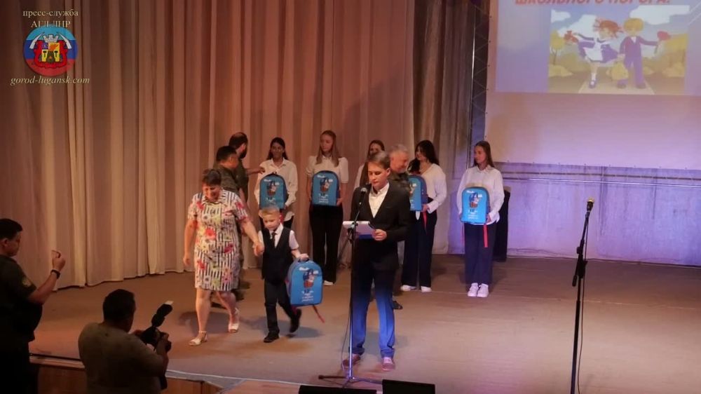 Зампред и депутаты Госдумы передали школьные рюкзаки луганским первоклассникам