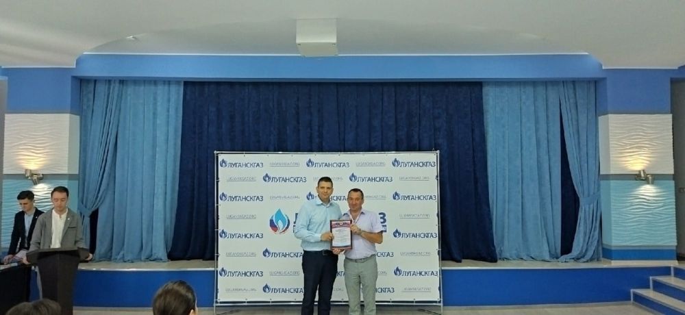 Заместитель Председателя Народного Совета ЛНР Олег Коваль и депутат Народного Совета ЛНР Игорь Рябушкин в Луганске в преддверии профессионального праздника поздравили работников нефтяной и газовой промышленности ЛНР