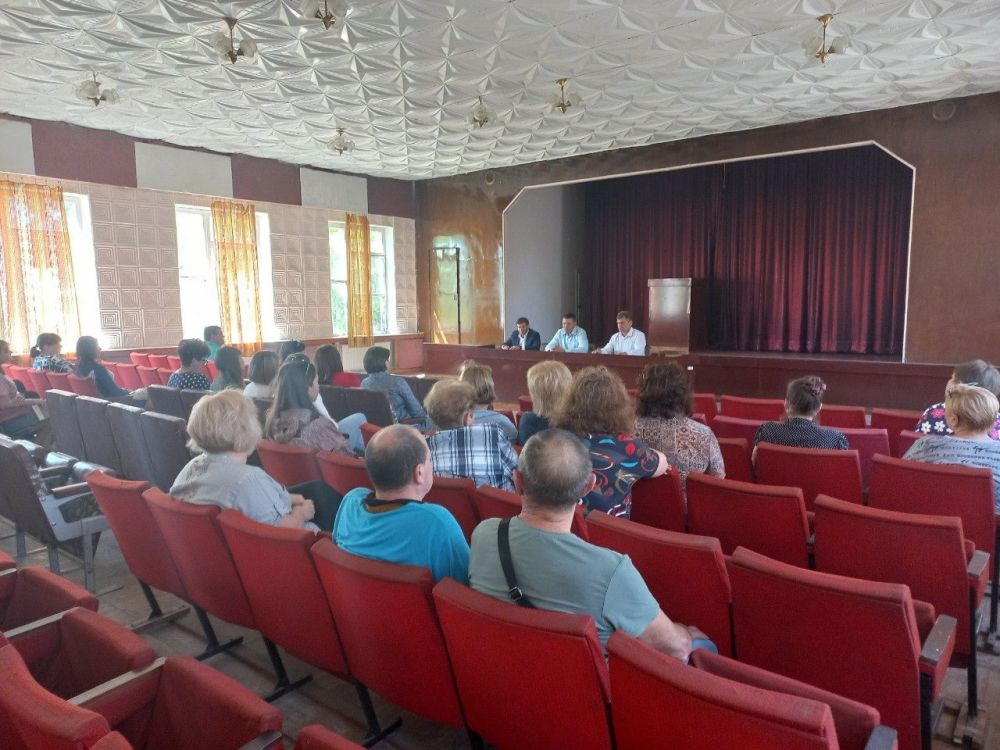 Депутаты Народного Совета ЛНР провели встречи с гражданами, на которых обсудили подготовку к референдуму