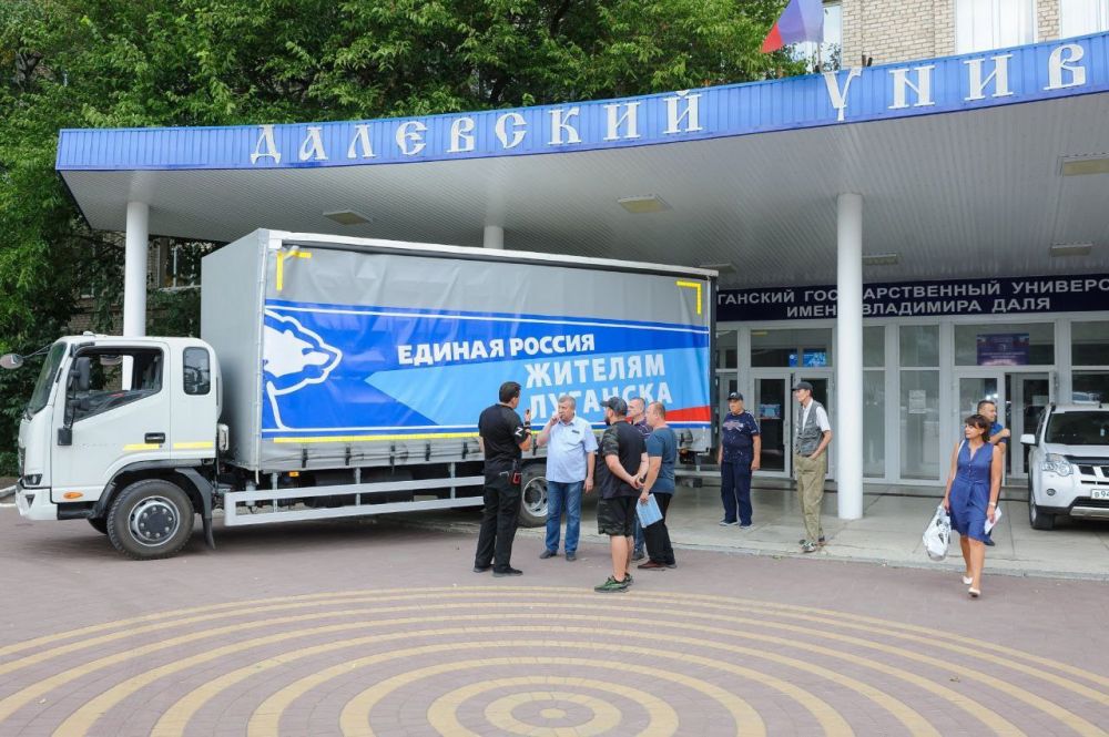 Единая Россия передала в центр гуманитарной помощи в Луганске КАМАЗ