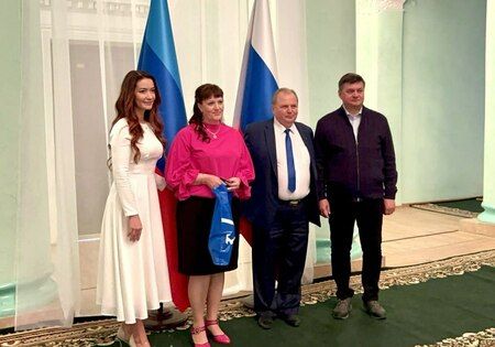 Жители Краснодона получили партбилеты "Единой России"