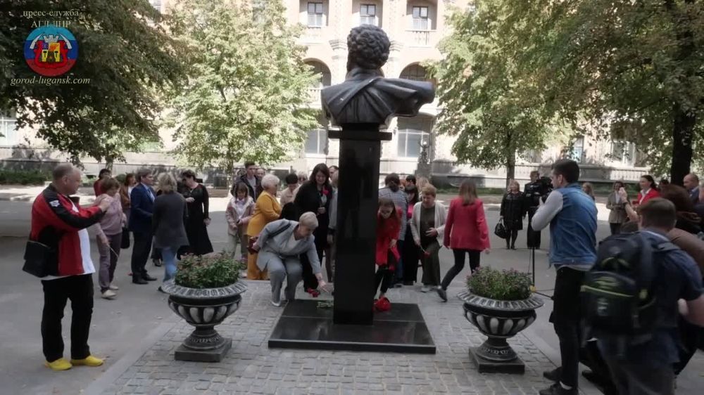 Манолис Пилавов открыл бюст Александра Пушкина на одноименной улице Луганска