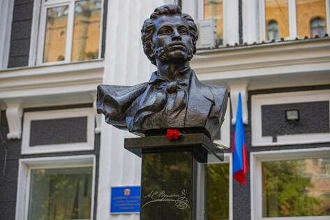 Администрация Луганска в канун Дня города перенесла бюст Пушкина на улицу имени поэта