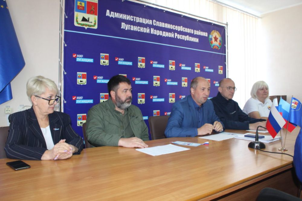 С активистами ОД «Мир Луганщине» Славяносербска встретился депутат Госдумы РФ Роман Птицын