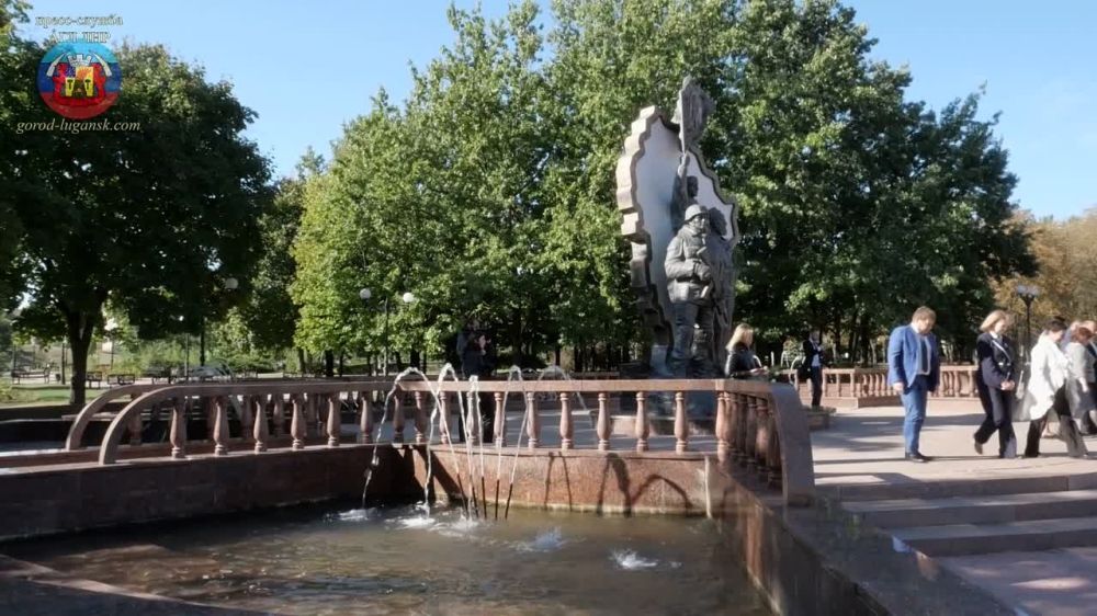 Мэр Луганска в День города возложил цветы к памятникам известным землякам