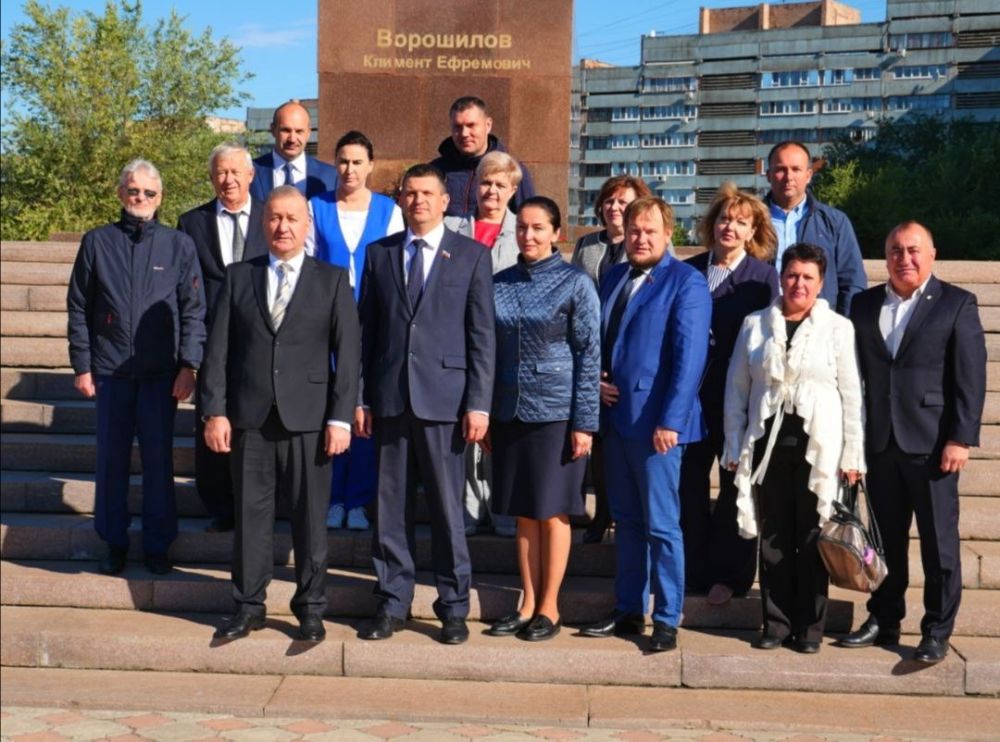 Глава администрации Луганска Манолис Пилавов в 227-ю годовщину образования города традиционно возложил цветы к памятникам выдающимся землякам