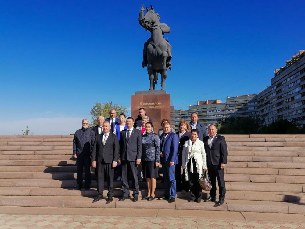 Манолис Пилавов и депутаты возложил цветы к памятникам города Луганска