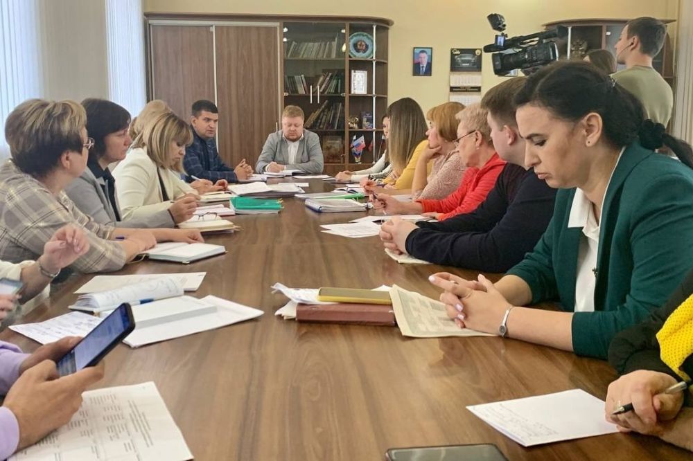 13 сентября заместитель Председателя Народного Совета ЛНР Олег Коваль и депутат Народного Совета ЛНР Жанна Марфина приняли участие в расширенном совещании Министерства образования и науки ЛНР