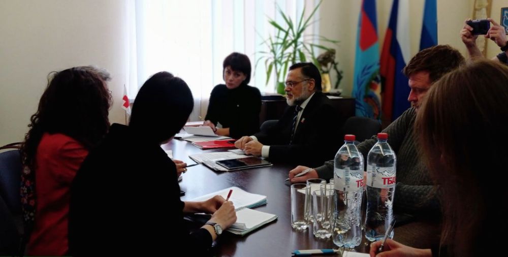 Уполномоченный представитель при Президенте МККК Марианна Гассер и Руководитель Луганского офиса МККК Мириам Фавье...