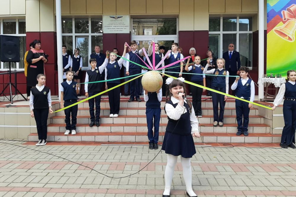 21 сентября депутаты Народного Совета ЛНР приняли участие в торжественных мероприятиях, посвященных Международному дню мира, которые прошли в образовательных учреждениях республики