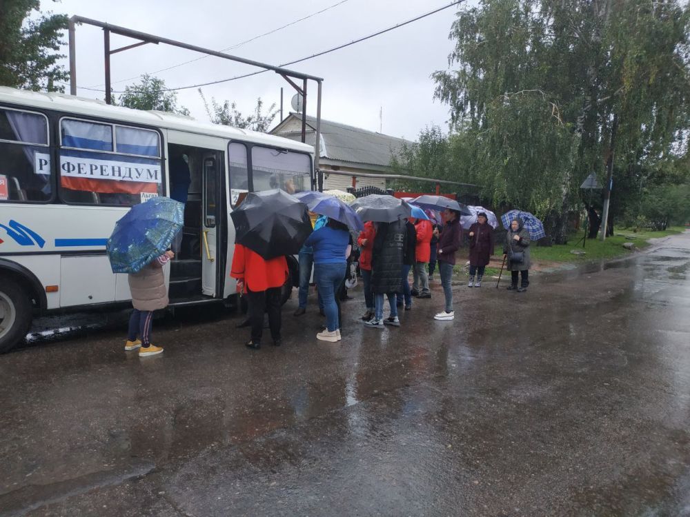 Виктор Водолацкий: Жители ЛНР выстраиваются в очереди, чтобы проголосовать на референдуме