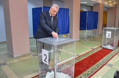 Председатель Правительства ЛНР и его заместители проголосовали на референдуме в ЛГПУ