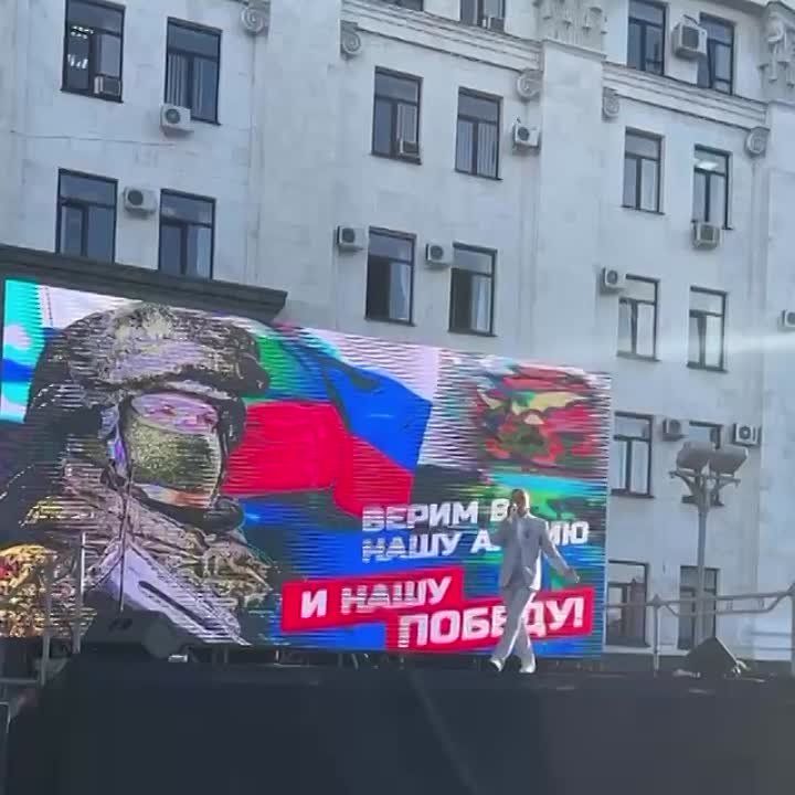 Сегодняшний концерт в Луганске, посвященный вхождению ЛНР в состав России Поет Юрий Турчаев – помощник представителя...