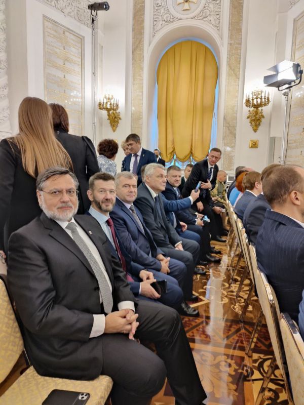 Правительство в составе делегации Луганской Народной Республики, прибывшей в Москву на церемонию подписания договоров о...