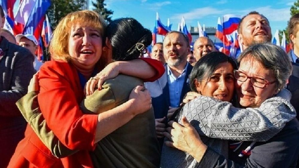 Жители ЛНР о присоединении Республики к России: Это новый праздник со слезами на глазах