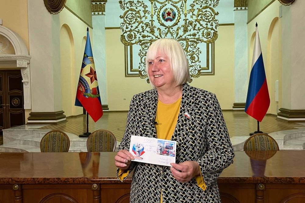 1 октября в Луганске депутат Народного Совета ЛНР Светлана Гизай приняла участие в спецгашении филателистического комплекта «Референдум о вхождении в состав Российской Федерации»