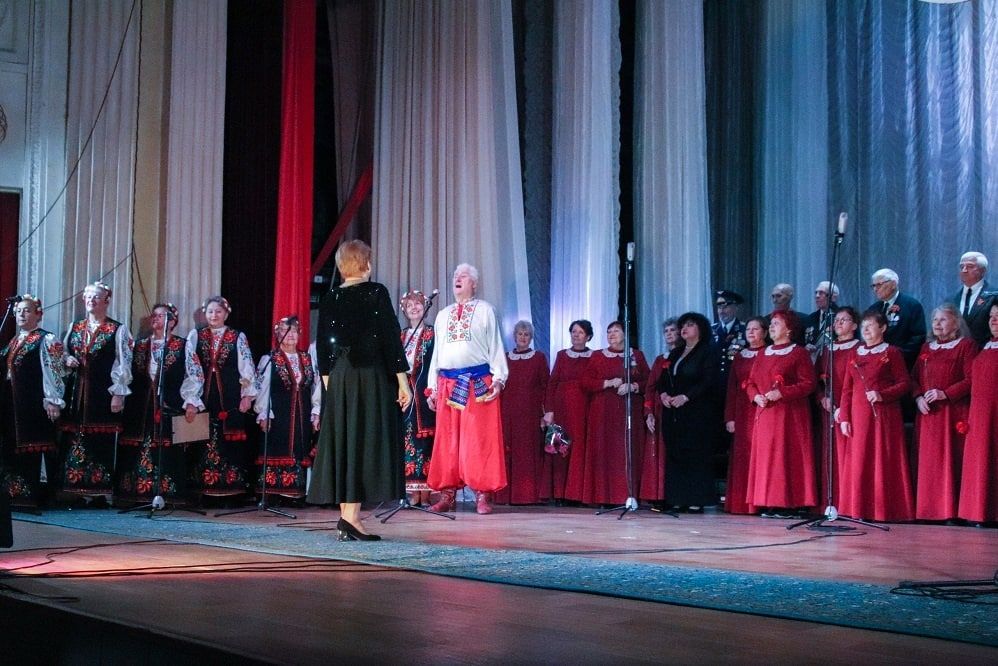 Представители властей ЛНР поздравили с 60-летием ветеранский хор