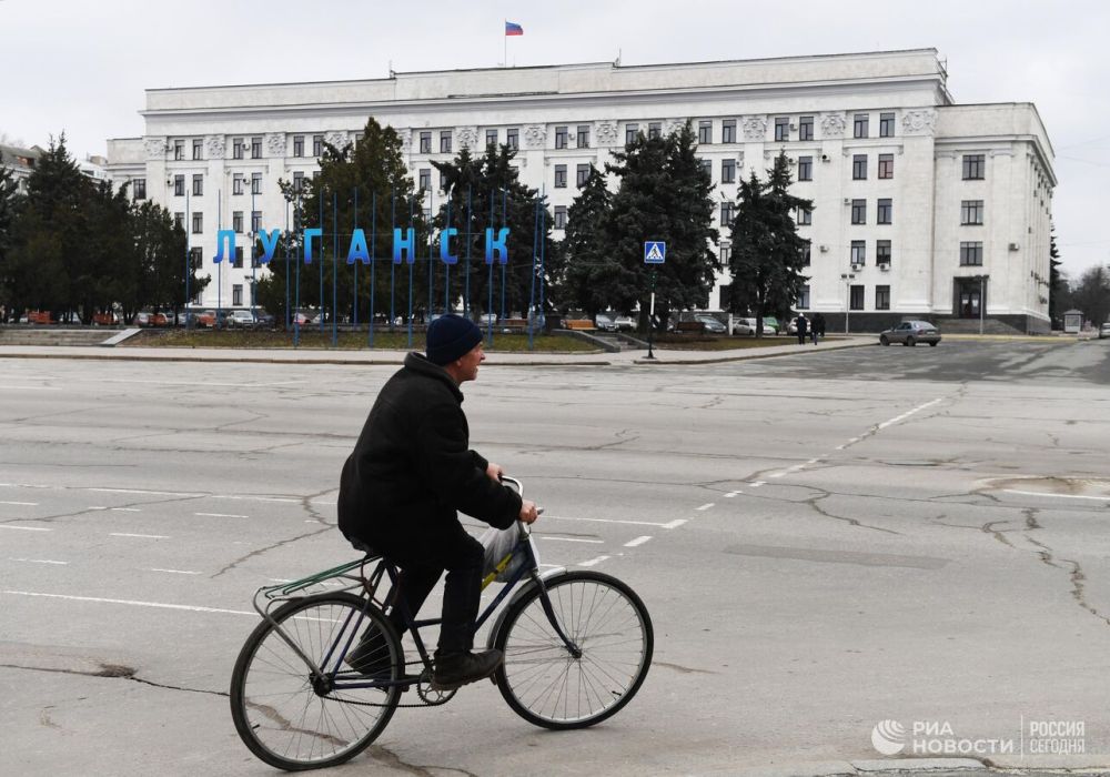 В Луганск вернулись двое бойцов, освобожденных из украинского плена
