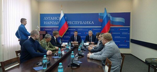 Глава Хакасии на встрече с Правительством ЛНР пригласил школьников на экскурсию в Абакан