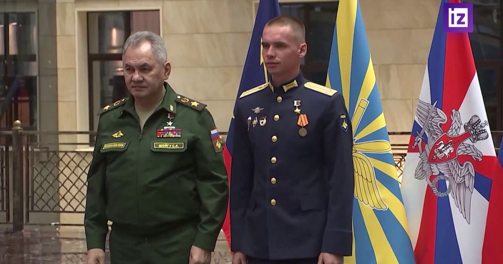 Шойгу наградил Золотой Звездой Героя России зенитчика Ищенко