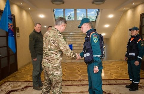 Глава МЧС ЛНР вручил медали сотрудникам МЧС РФ за работу на освобожденных территориях