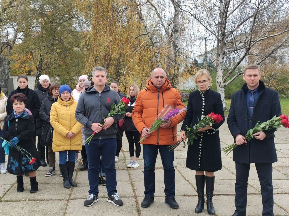 В Кировске возложили цветы к Стенду памяти кировчанам, погибшим от украинской агрессии