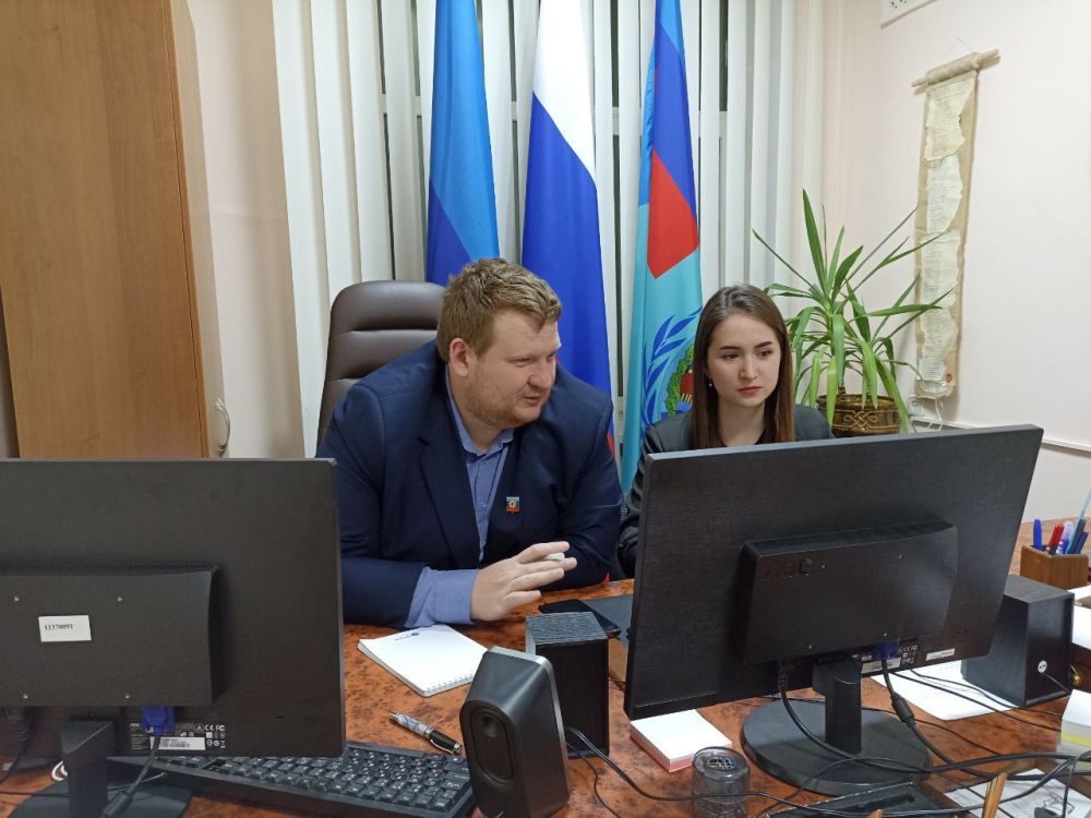 Помощник Министра иностранных дел ЛНР Евгений Верховод, Посол ЛНР в России Родион Мирошник и главный специалист Министерства...