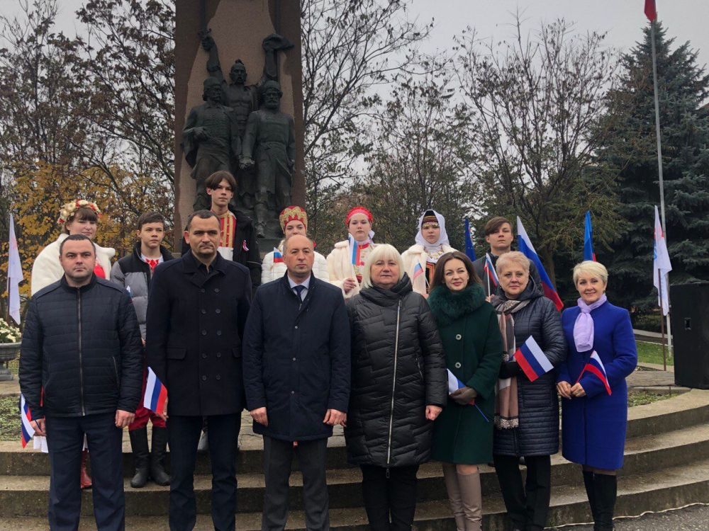 В Славяносербске отметили День народного единства и возложили цветы к памятнику «Братство»