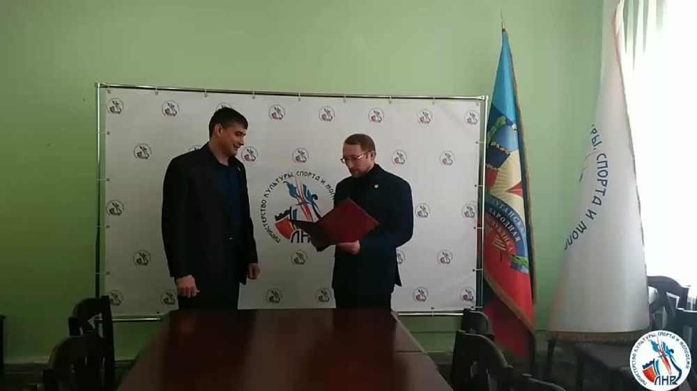 Временно исполняющий обязанности Главы ЛНР Леонид Пасечник своим указом присвоил почетное звание заслуженного мастера народного творчества ЛНР оружейнику из Антрацита Александру Ткаленко